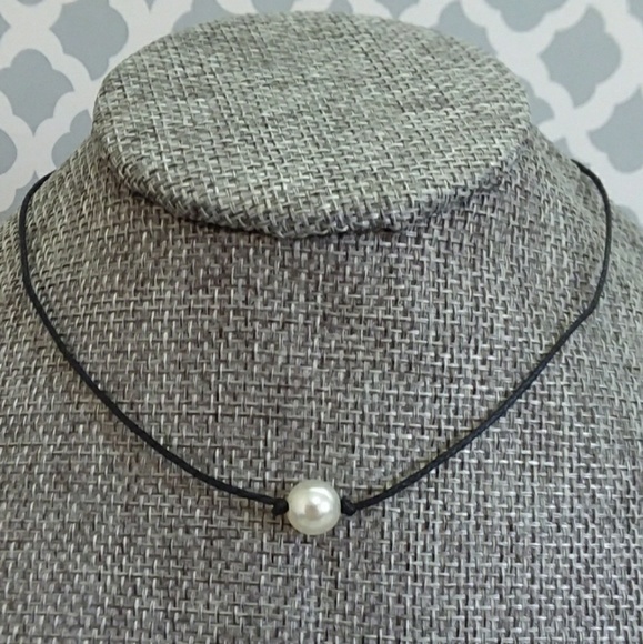Faux pearl choker necklace - Picture 3 of 6